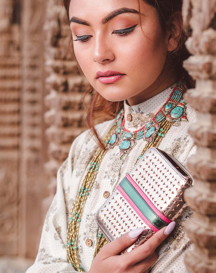 Portefeuille en cuir napa d'agneau métal perforé avec bande rose et verte