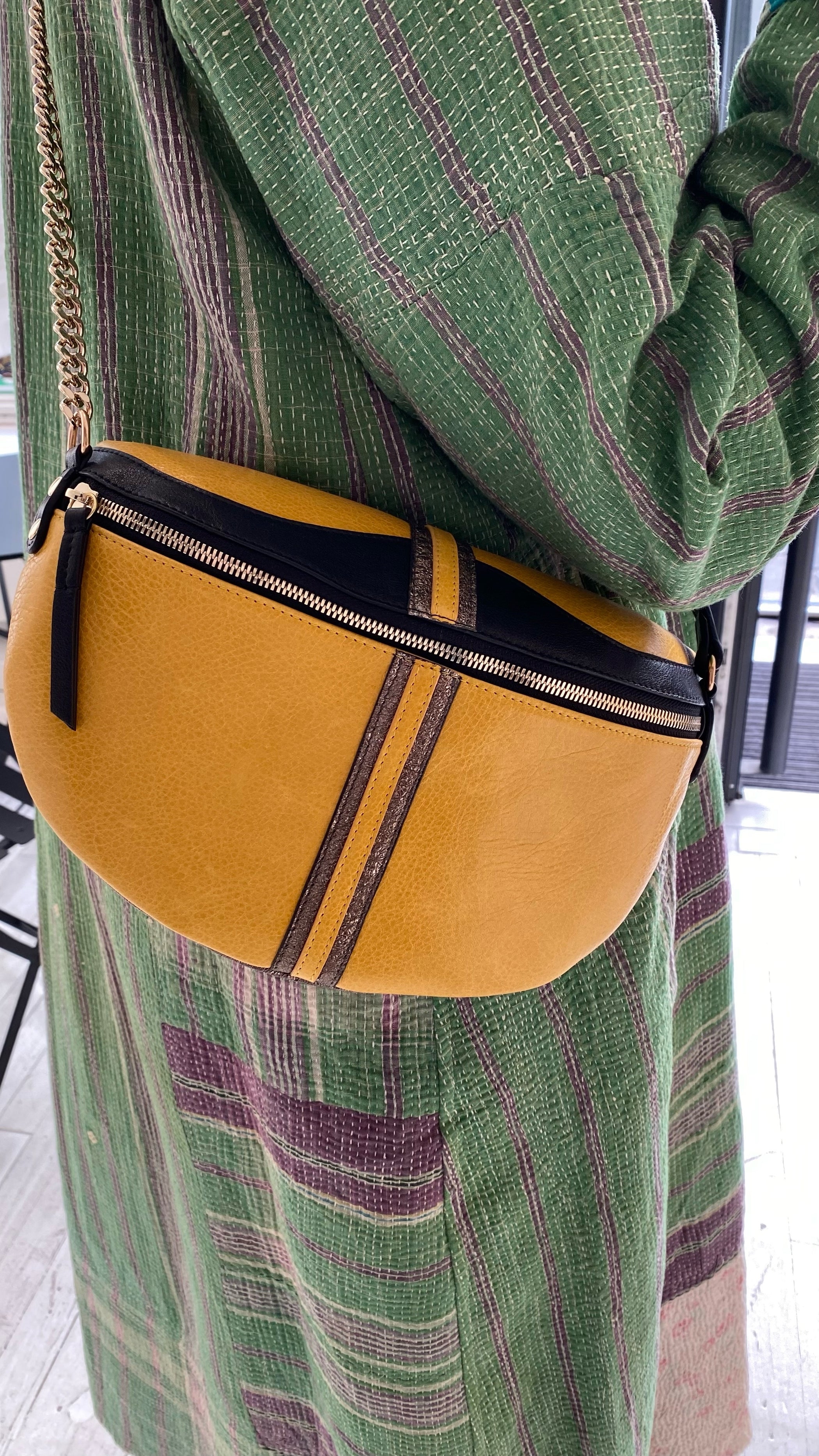 sac banane en cuir jaune, noir et bronze avec chaine et anse ajustable