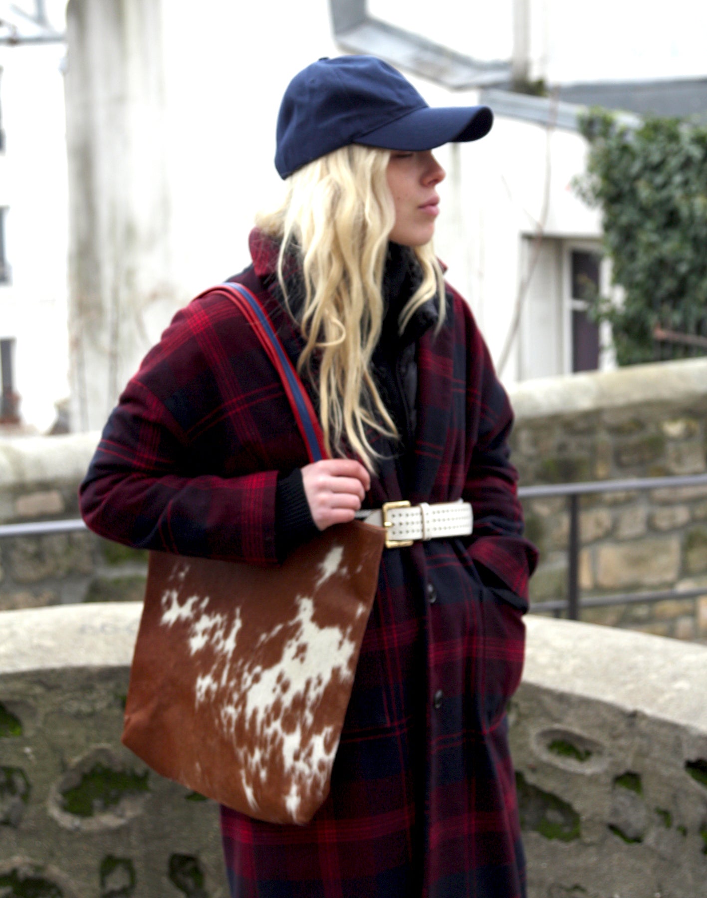 Sac tote bag en vachette poilue façon poney- anse en cuir contrastée et intérieur cuir. 