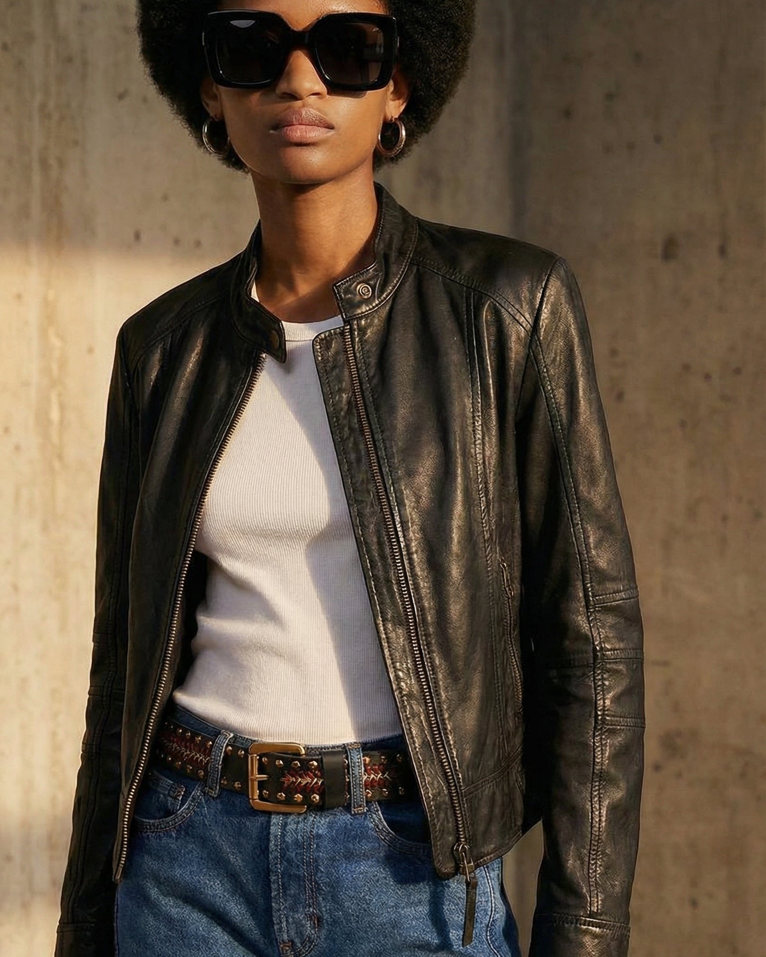 Ceinture noire en cuir de vachette clouté