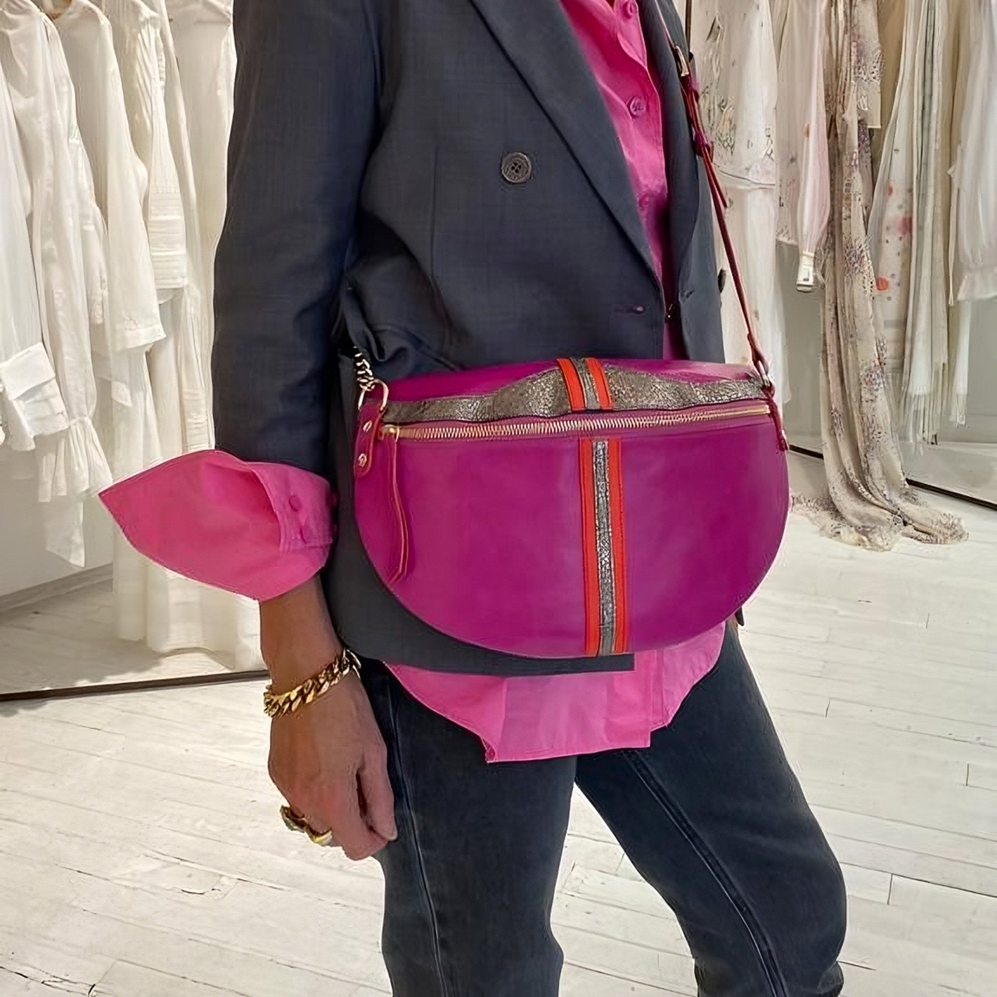 Banane en cuir agneau brillant fuchsia, métallique bronze et en cuir de vachette rouge vermillon 