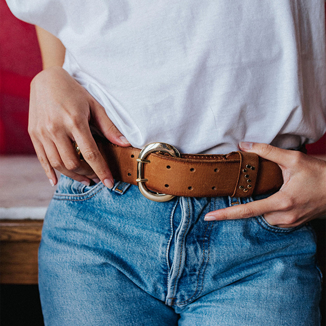 Ceinture en cuir de vachette marron, clouté et tressé