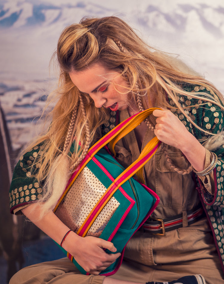 Sac en cuir de vachette métal perforé, suede bleu