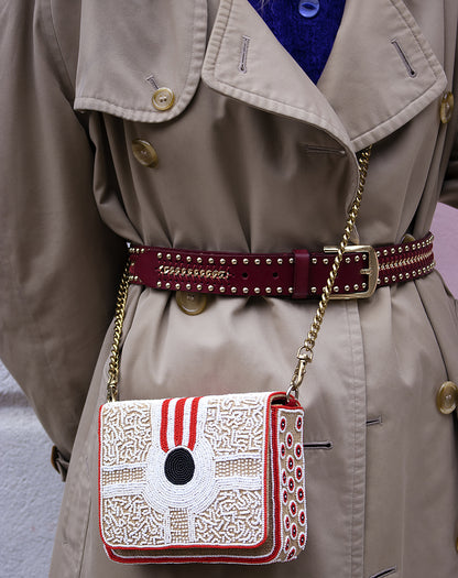 Ceinture bordeaux en cuir de vachette clouté