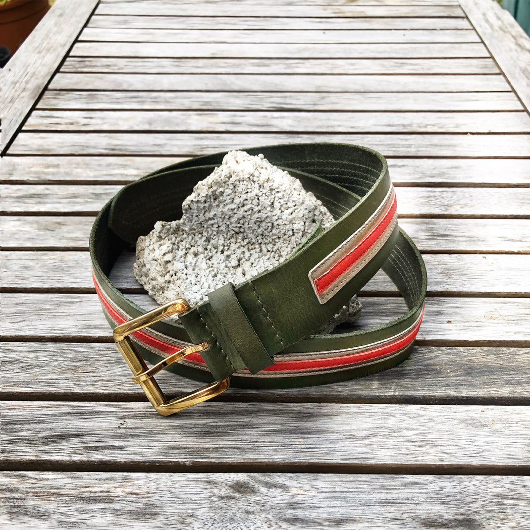 Ceinture en cuir de vachette kaki, métal et rouge