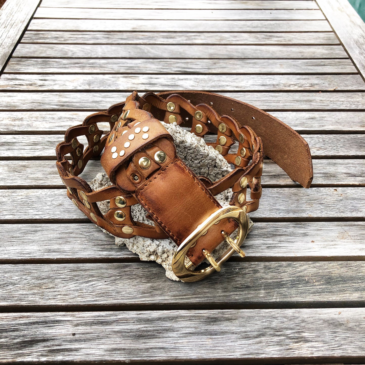 Ceinture en cuir de vachette marron, clouté et tressé