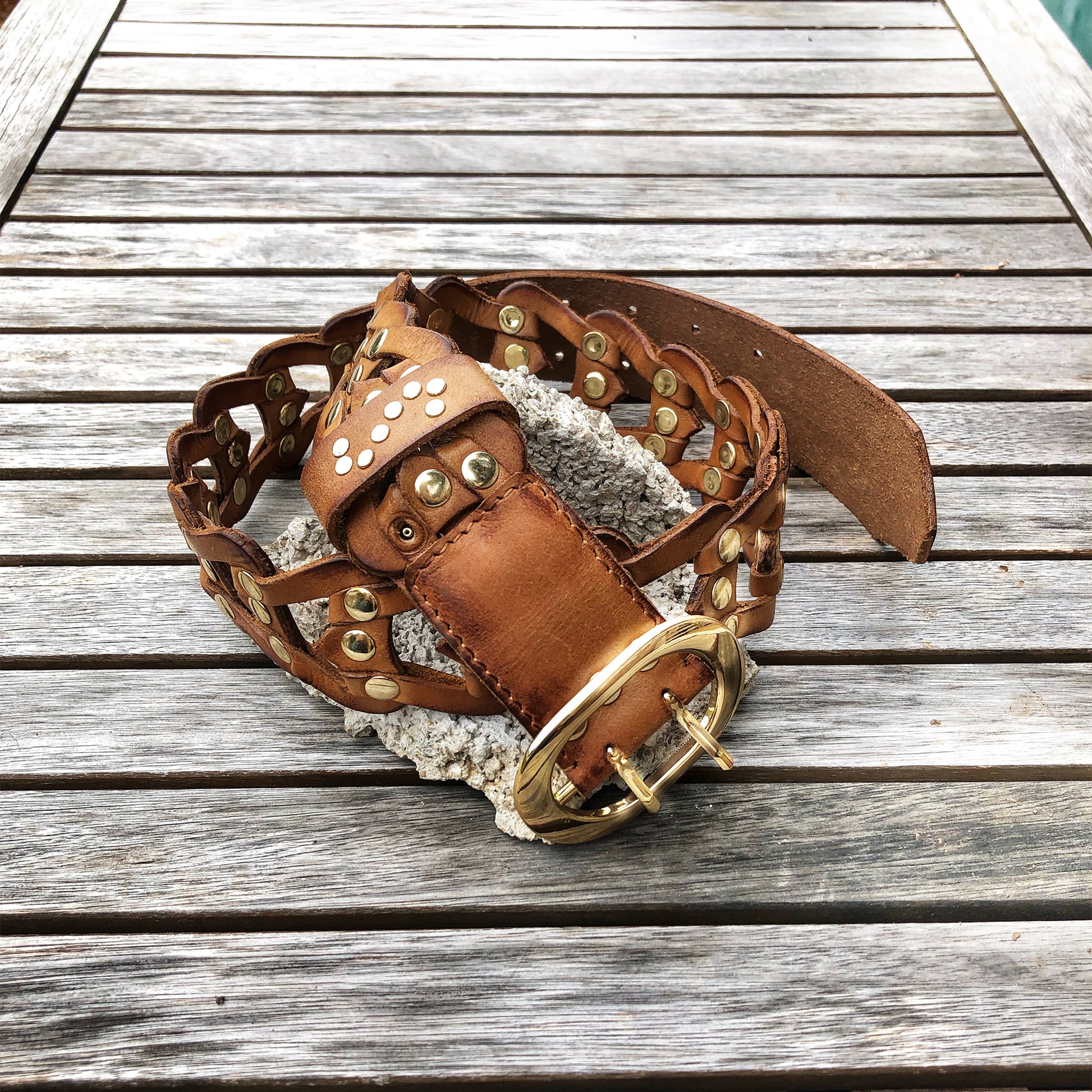 Ceinture en cuir de vachette marron, clouté et tressé