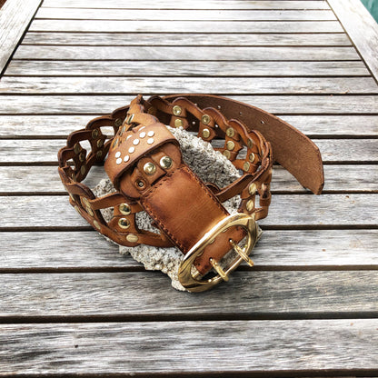 Ceinture en cuir de vachette marron, clouté et tressé