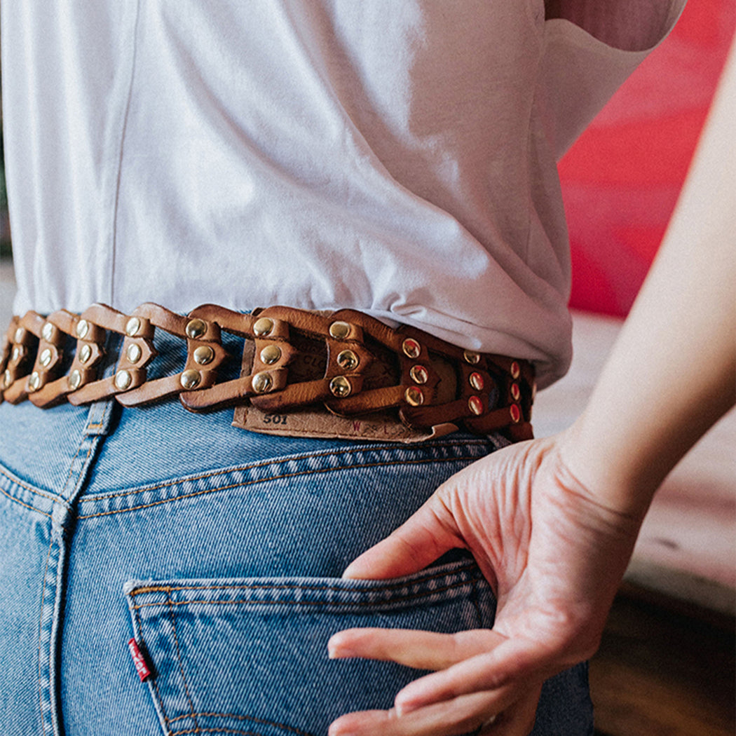 Ceinture en cuir de vachette marron, clouté et tressé