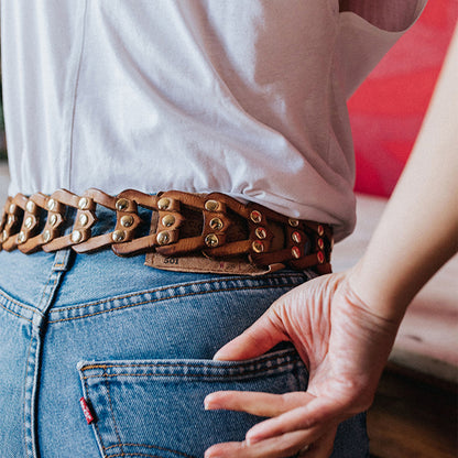 Ceinture en cuir de vachette marron, clouté et tressé