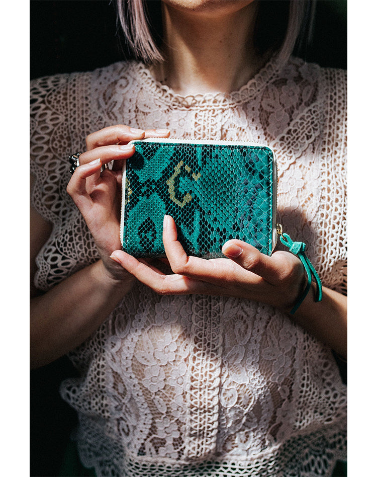 Portefeuille en cuir imprimé serpent bleu pétrole et or