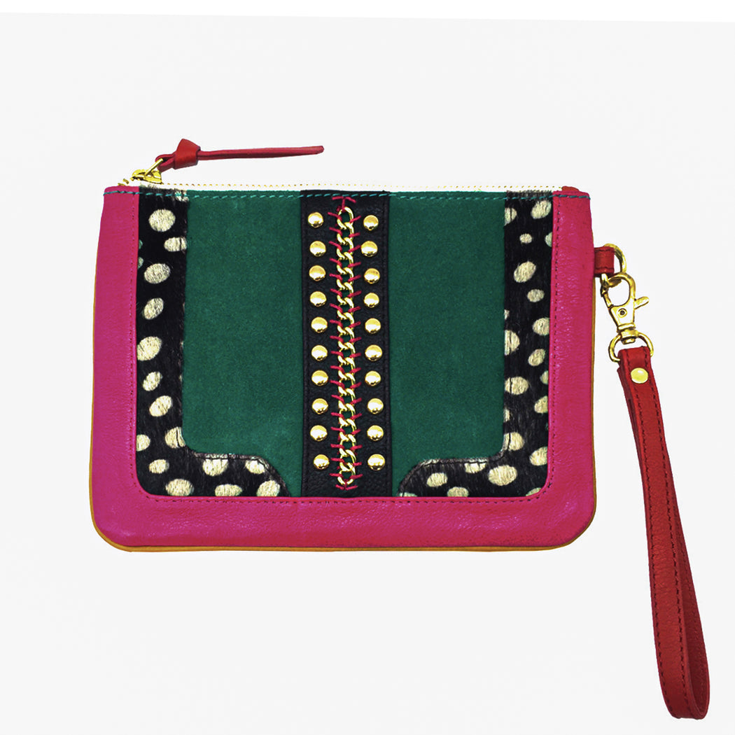 pochette en cuir imprimé et avec clous 