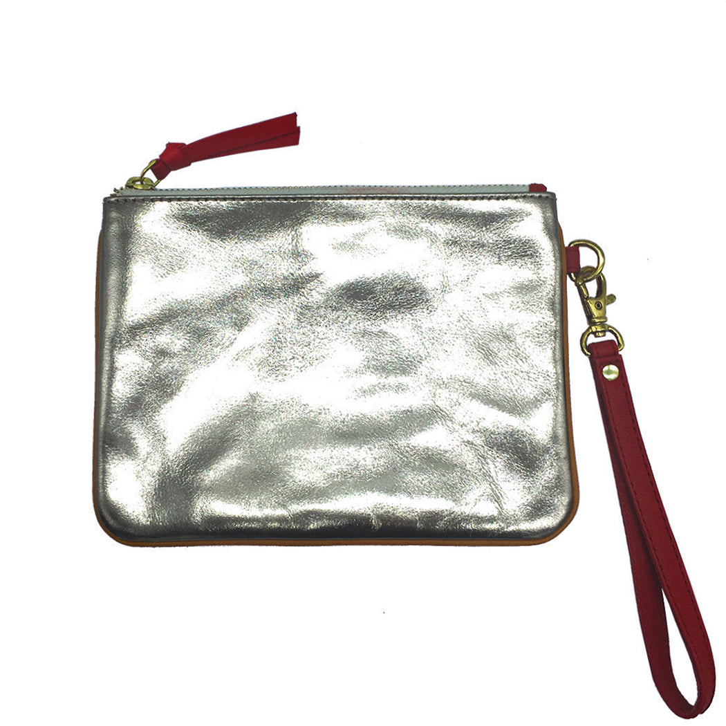 pochette en cuir imprimé et avec clous 