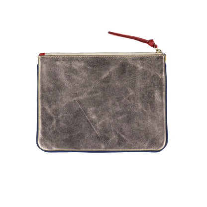 pochette en cuir imprimé et avec clous 