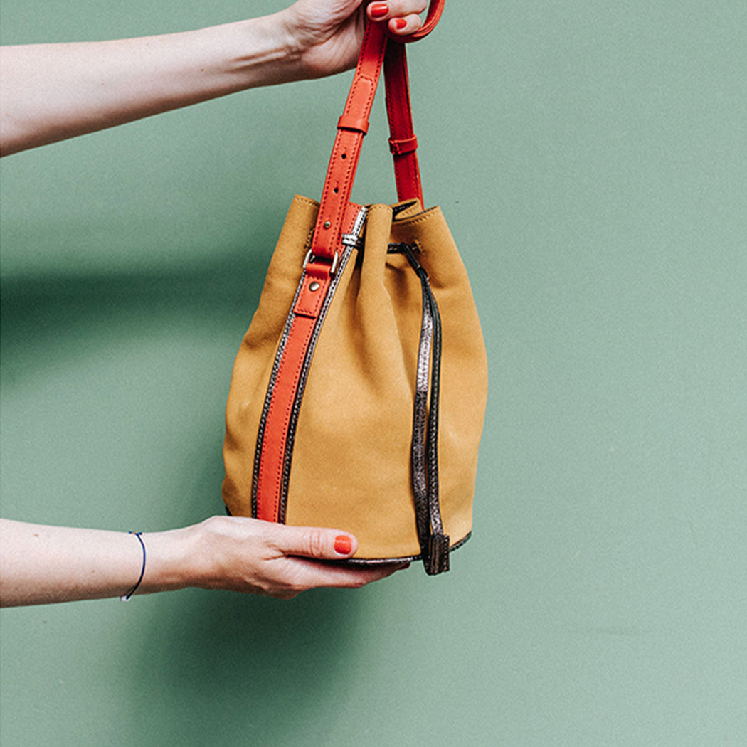 Sac sceau en cuir d'agneau et suede moutarde
